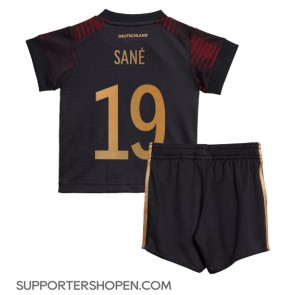 Tyskland Leroy Sane #19 Bortatröja Barn VM 2022 Kortärmad (+ korta byxor)